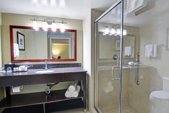 Embassy Suites by Hilton Valencia — Bathroom