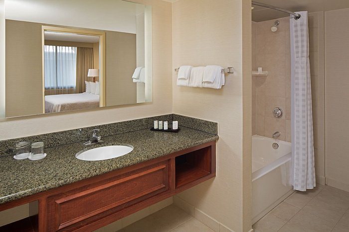 Embassy Suites By Hilton Winston Salem — Bathroom