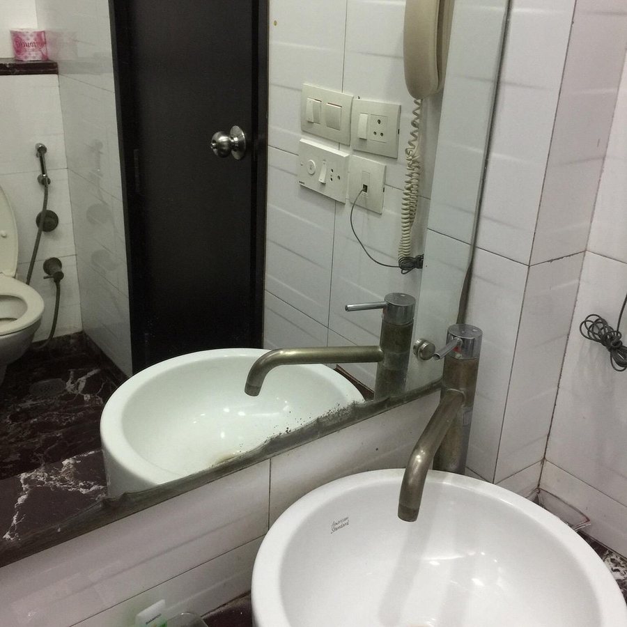 Emblem Hotel New Friends Colony — Bathroom