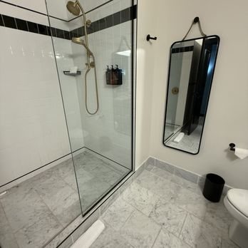 Emeline Charleston South Carolina — Bathroom