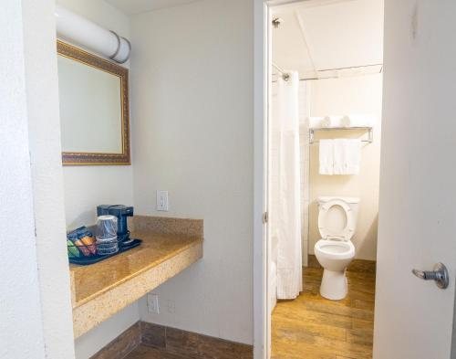 Emerald Beach Hotel Corpus Christi — Bathroom