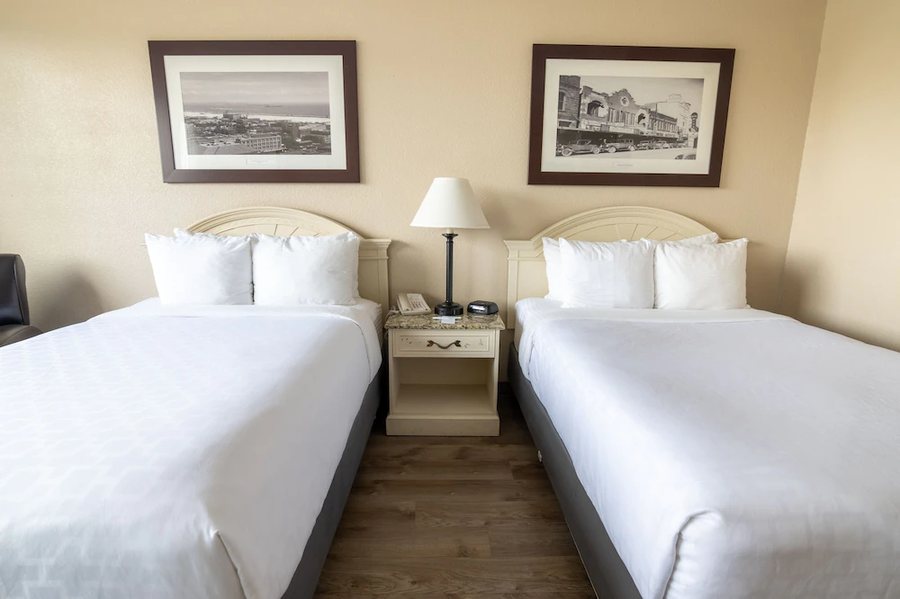 Emerald Beach Hotel Corpus Christi — Guest room