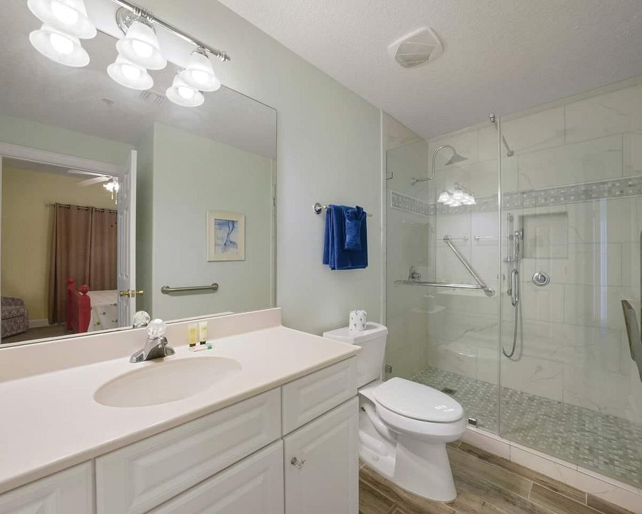 Emerald Beach Resort — Bathroom