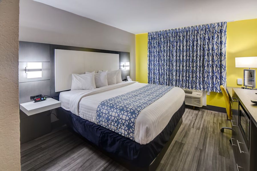 Emerald Coast Inn Suites — Guest room