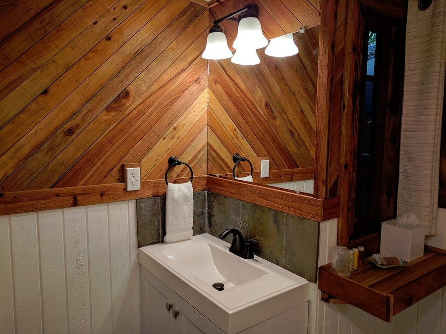 Emerald Forest Cabins RV — Bathroom