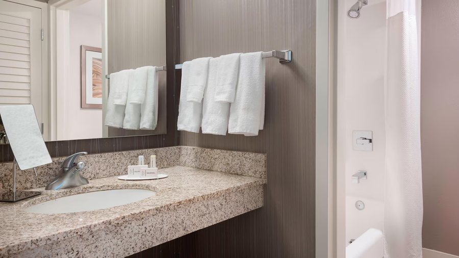 Emerald Greens Condo Resort — Bathroom