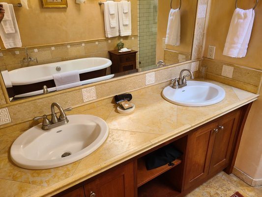 Emerald Iguana Inn — Bathroom
