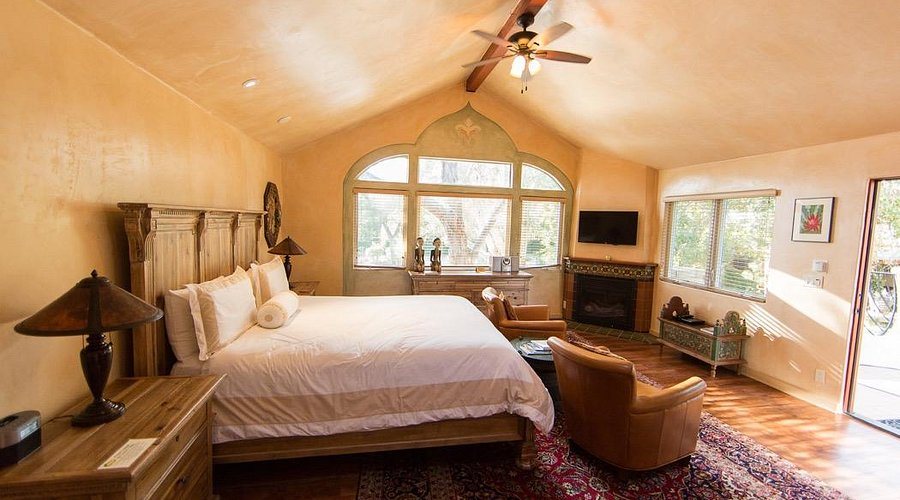 Emerald Iguana Inn — Guest room