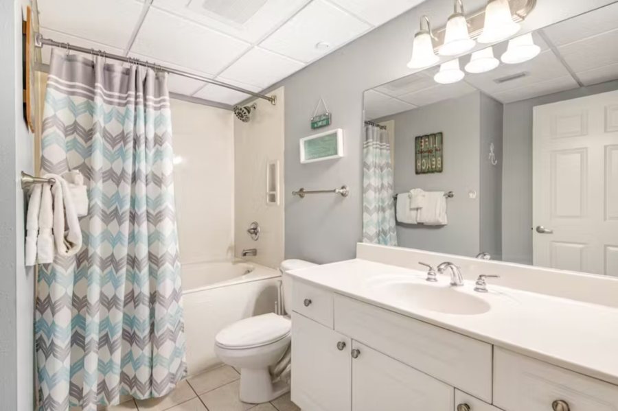 Emerald Isle Resorts — Bathroom
