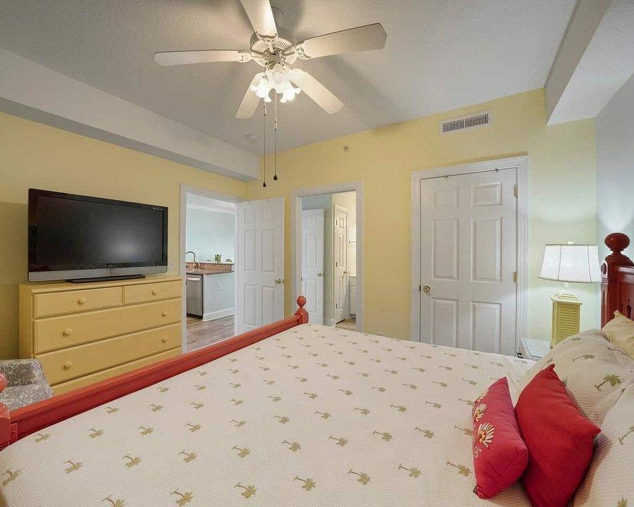 Emerald Isle Resorts — Guest room