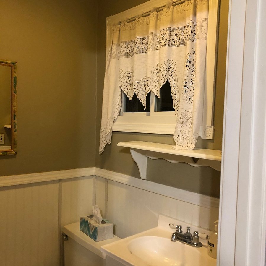 Emerald Necklace Inn Bed and Breakfast — Bathroom