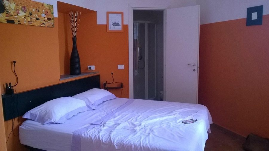 Emerald Palace hostel — Guest room