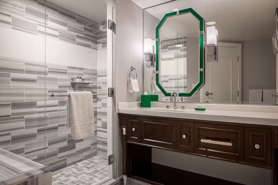 Emerald Suites Cameron Las Vegas Nevada — Bathroom