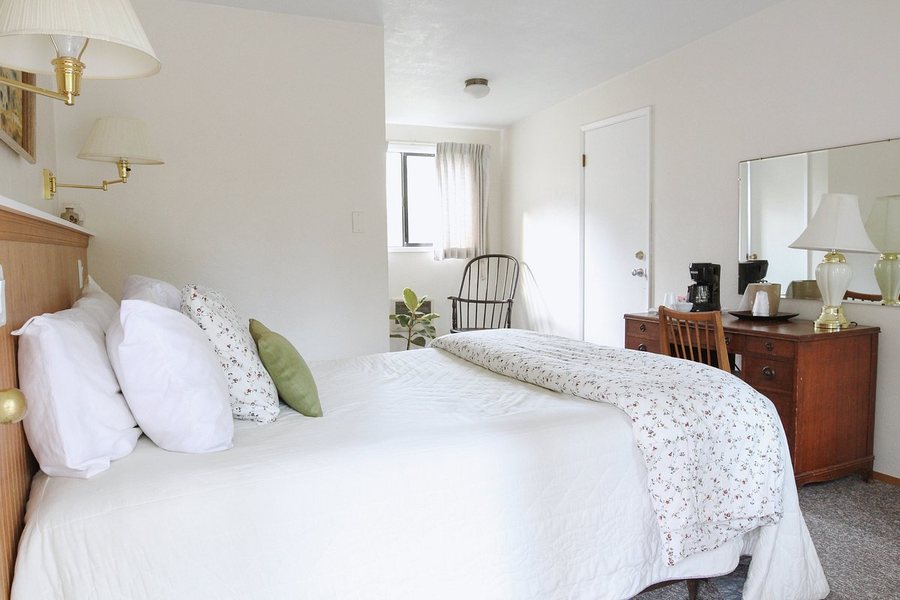 Emerald Valley Inn — Guest room