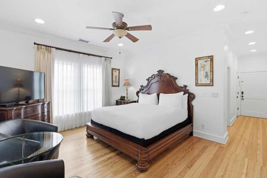 Emigrant s Inn — Guest room