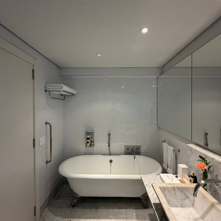 Emiliano Hotel — Bathroom