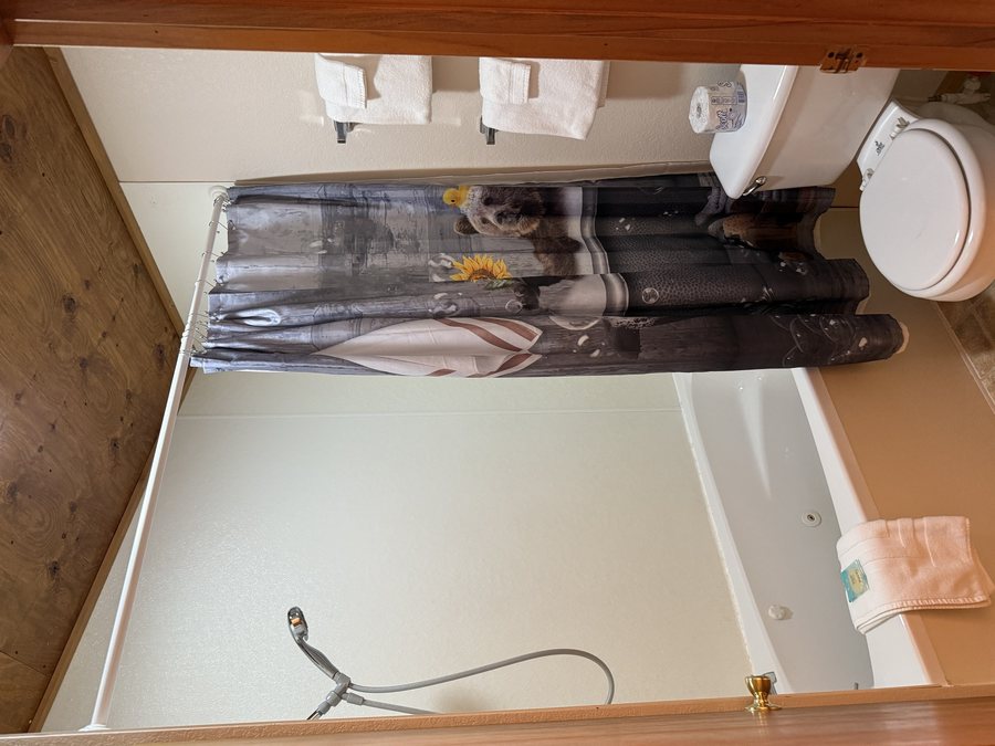 Eminence Cottages Camp — Bathroom