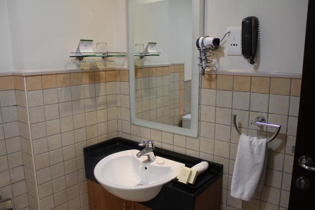 Emirates Grand Hotel Opposite DIFC — Bathroom