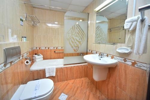 Emirates Stars Hotel Apartments Dubai — Bathroom