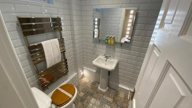 Emma s Cottage House — Bathroom