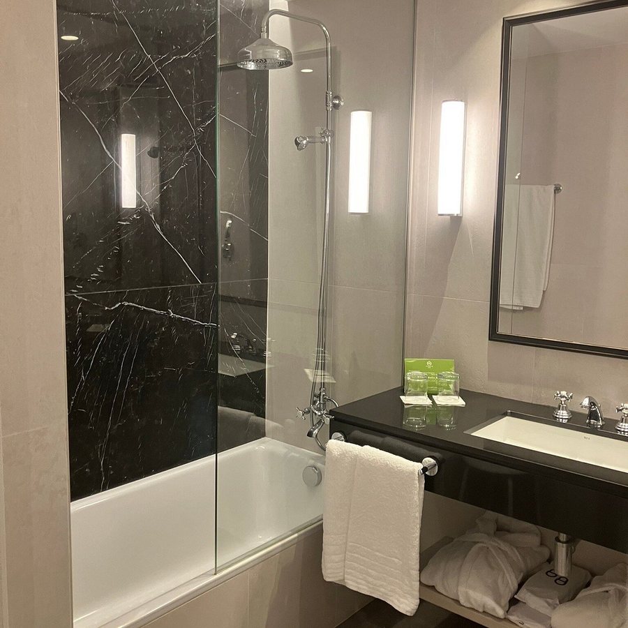Emperador Hotel Madrid — Bathroom