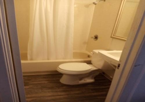 Empress Hotel — Bathroom