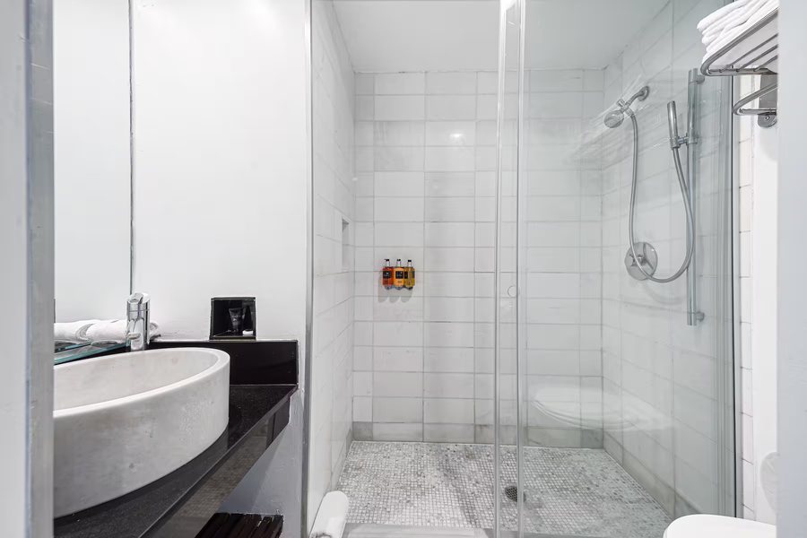 Encore Motel Los Angeles California — Bathroom
