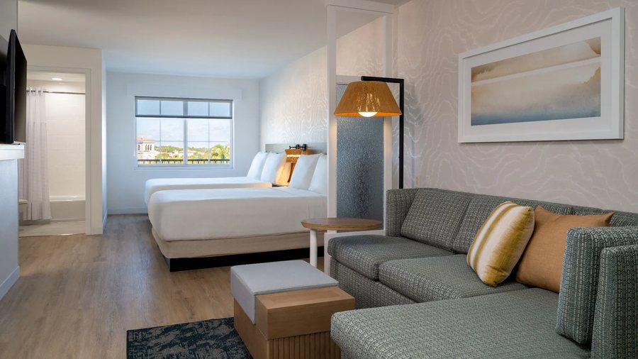 Encore Pioneer Village — Guest room