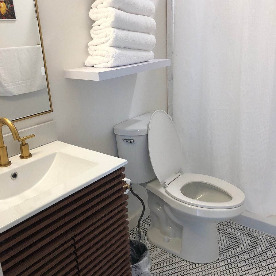 Encore Toby s — Bathroom