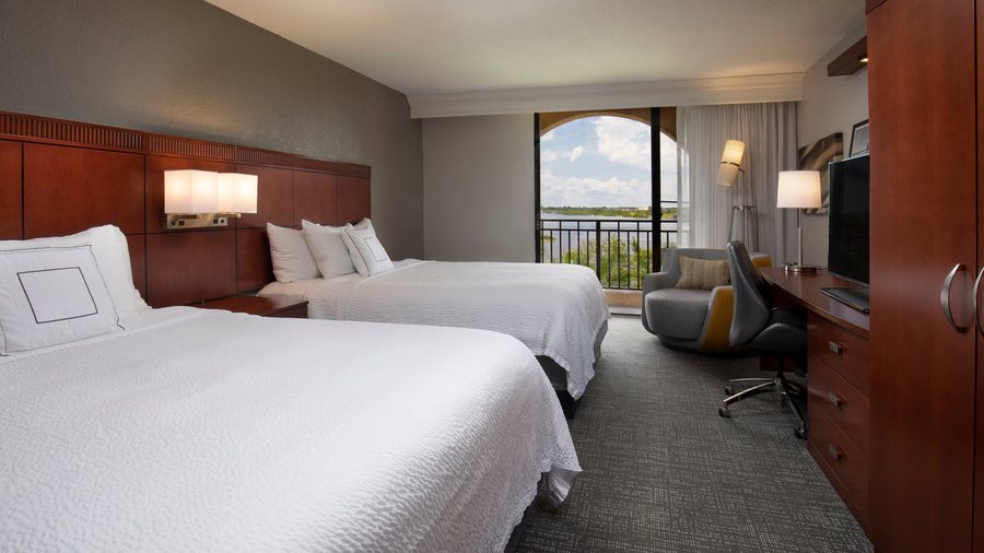 Encore Winter Quarters Manatee — Guest room