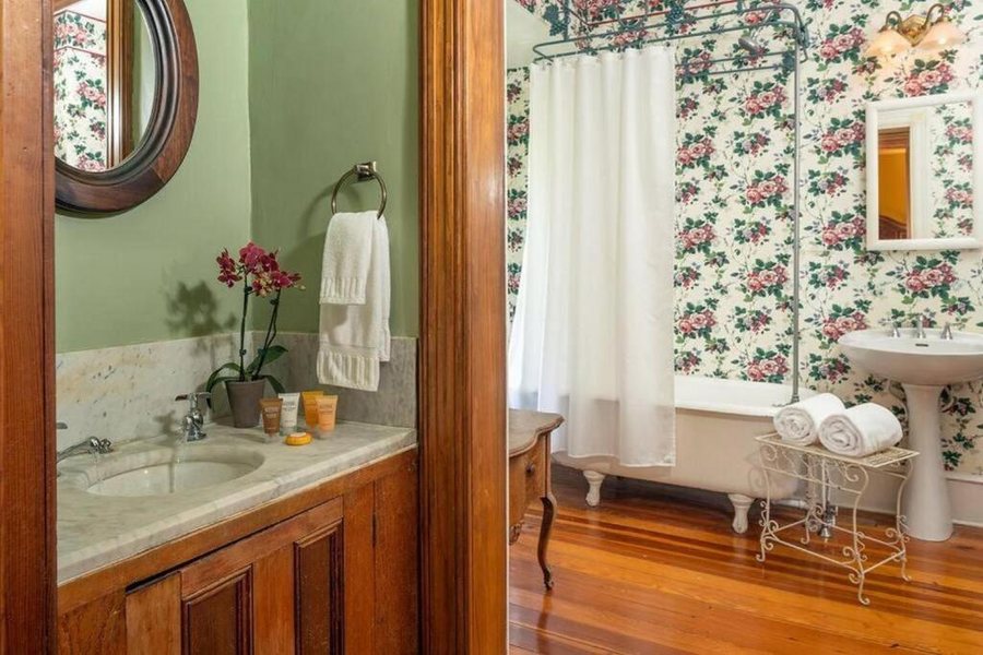 Engadine Inn And Cabins — Bathroom