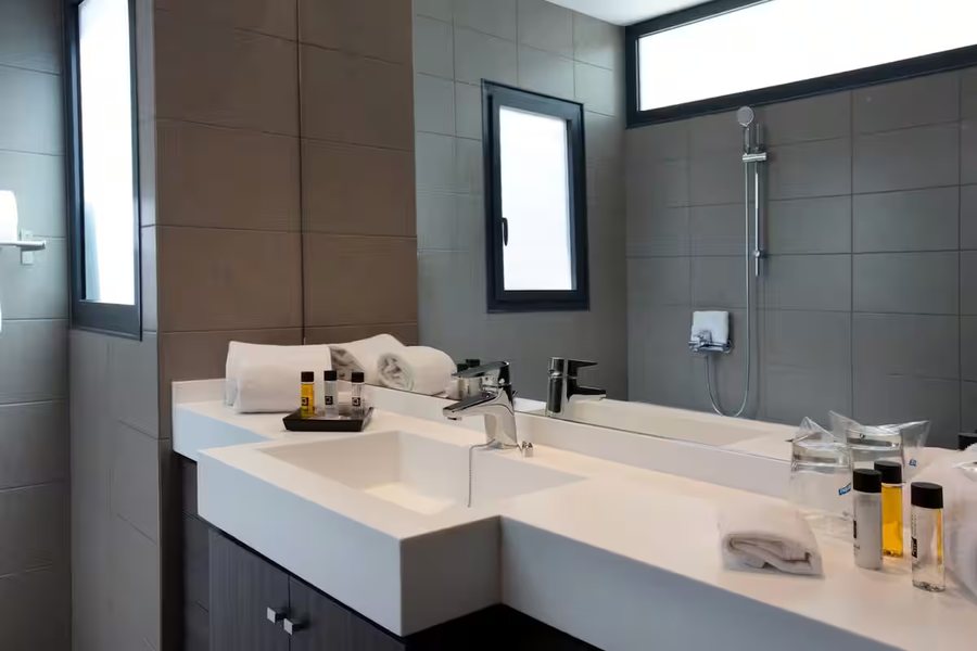 Enjoybcn Dali Apartments Barcelona Catalonia — Bathroom