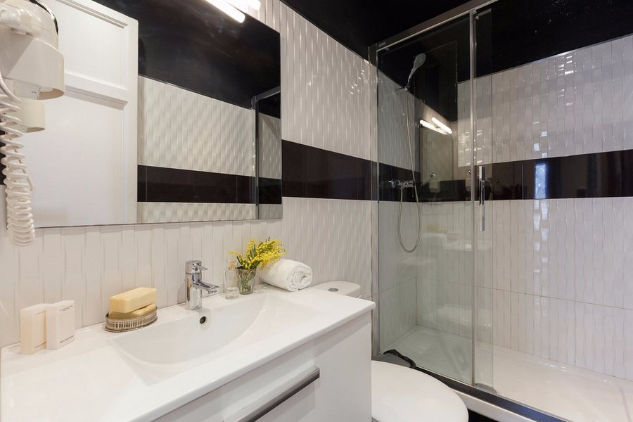 Enjoybcn Miro Apartments Barcelona Catalonia — Bathroom