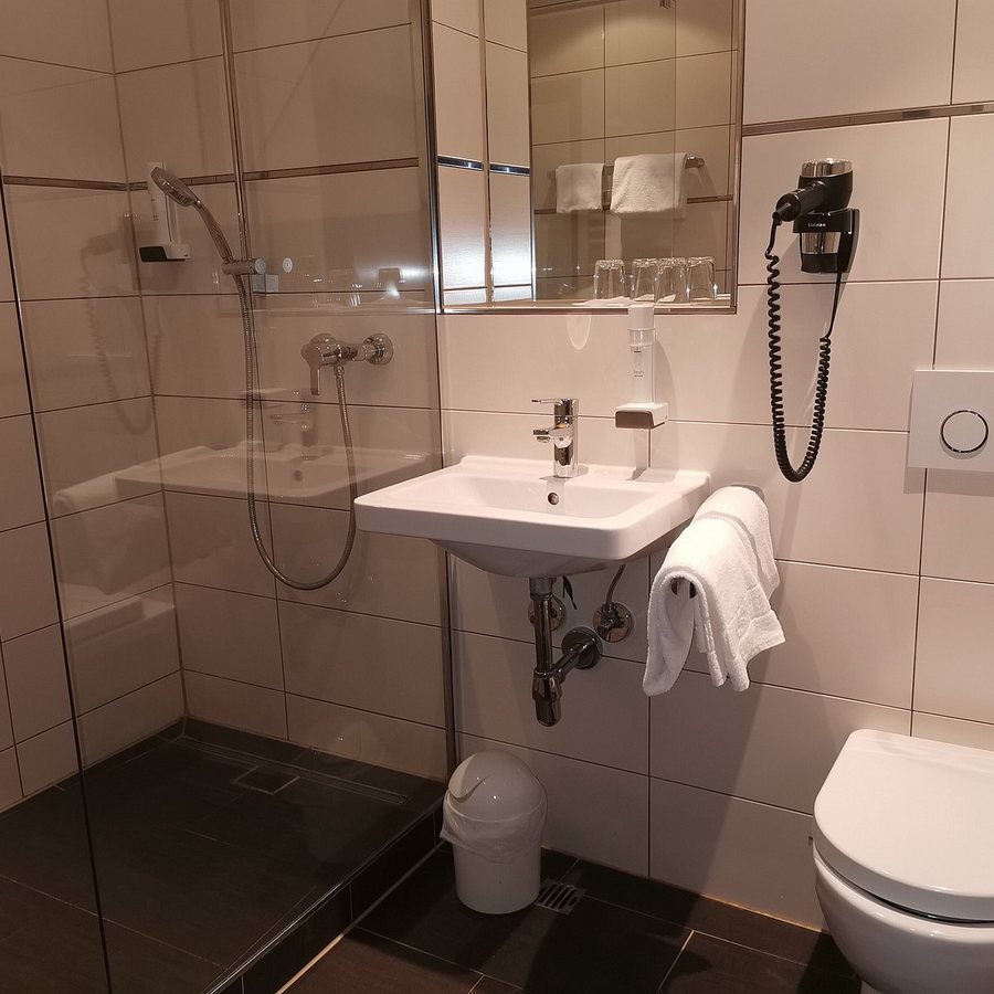 Enjoyhotel Zur Krone — Bathroom