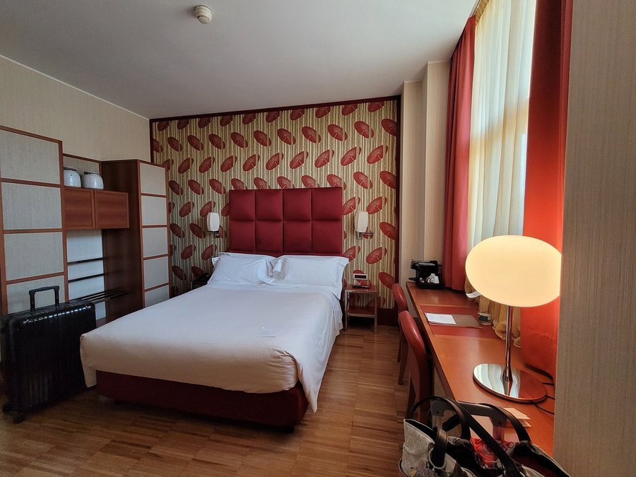 Enterprise Hotel — Guest room