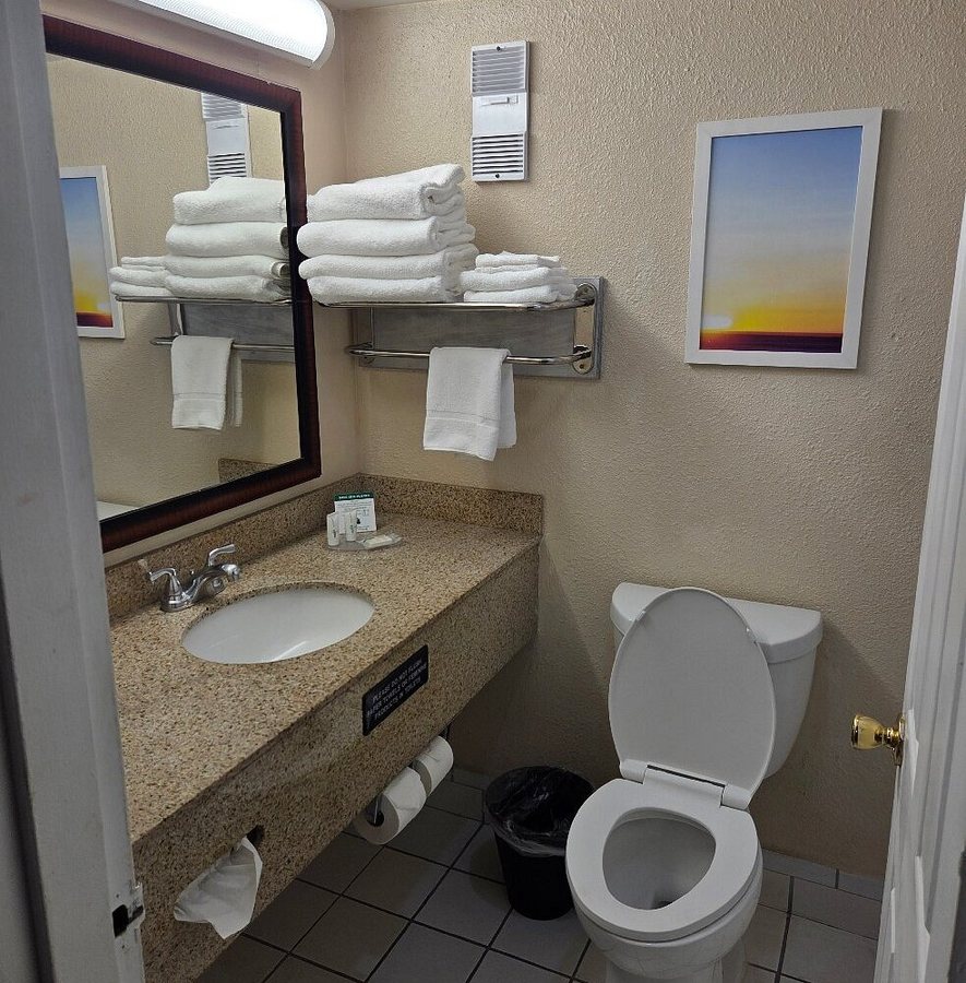 Envision Hotel Miami International Airport Miami Florida — Bathroom
