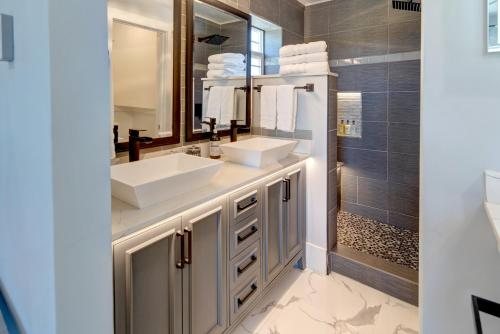EO Bungalows — Bathroom