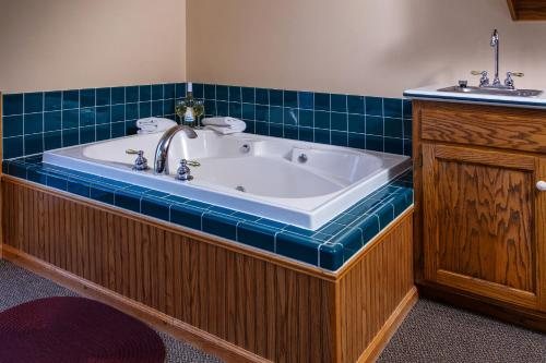 Ephraim Shores Resort — Bathroom