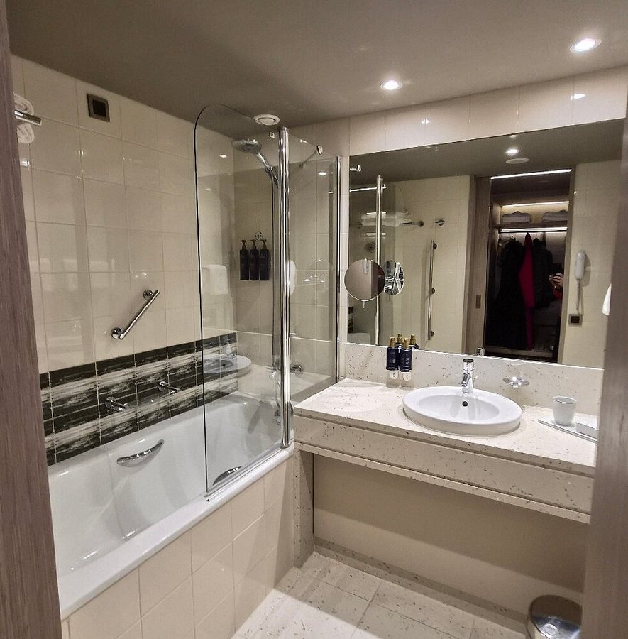EPIC SANA Marques Hotel — Bathroom