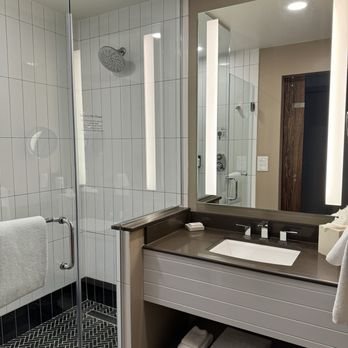 Epicurean Hotel Autograph Collection — Bathroom