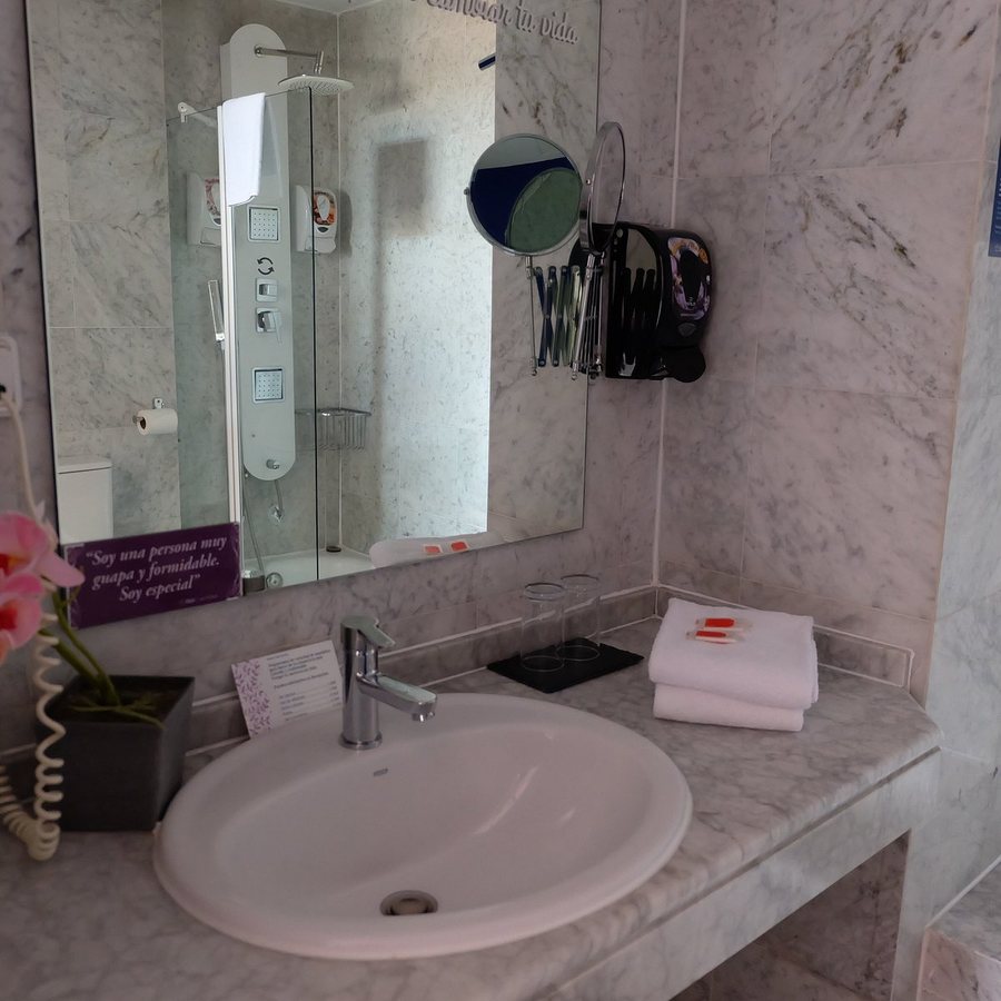 Erase un Hotel — Bathroom