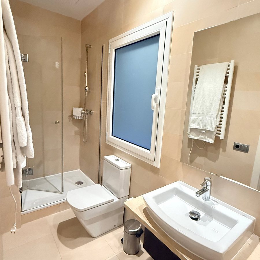 Eric Vokel Madrid Suites — Bathroom