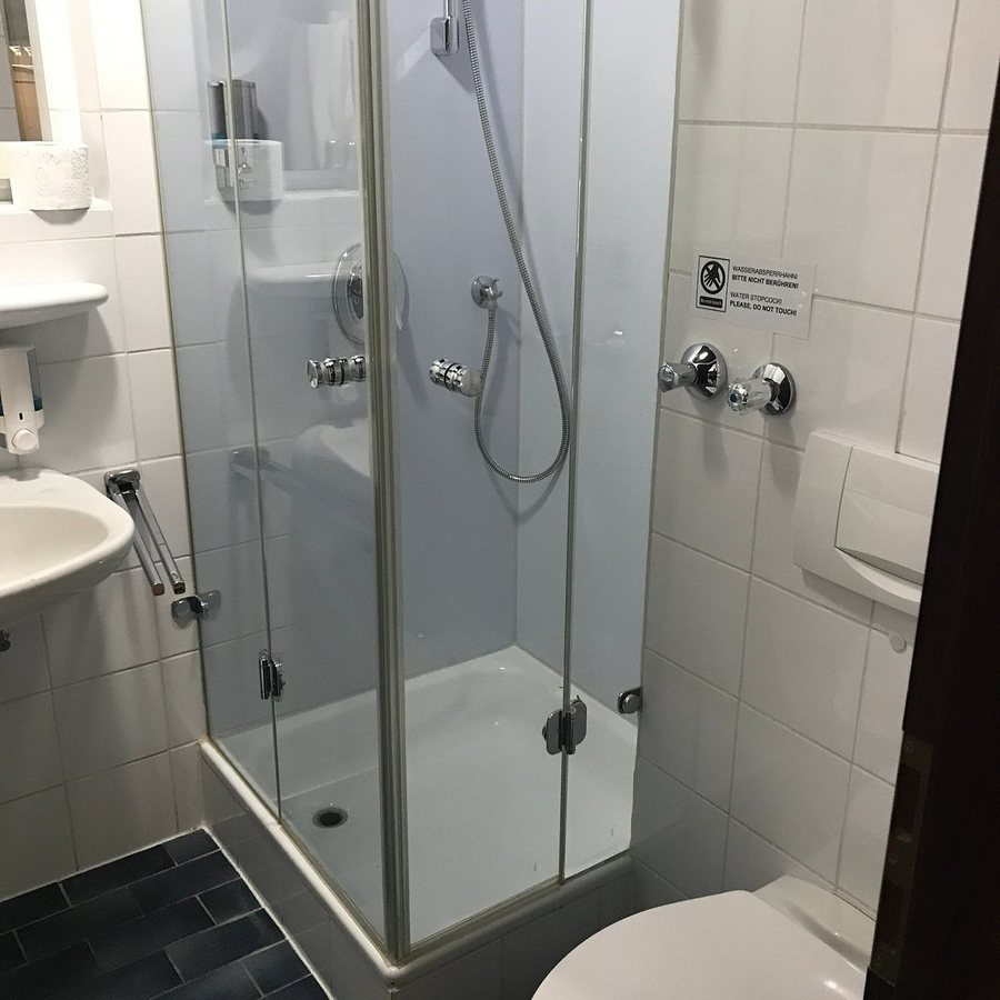 Erik s Hotel — Bathroom