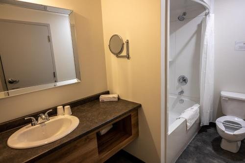 Ermitage Saint Antoine de Lac Bouchette — Bathroom