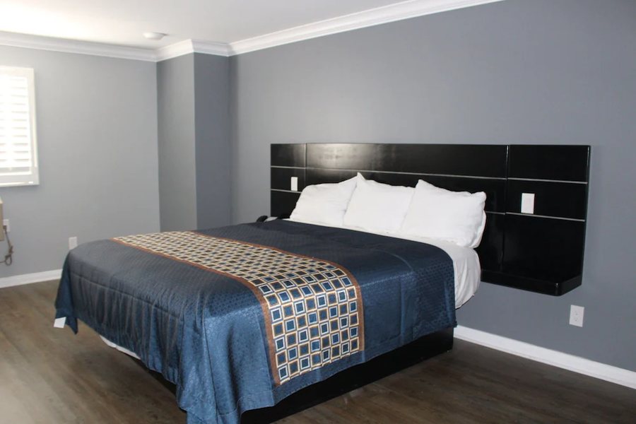 Erth Inn by Aga Los Angeles Los Angeles California — Guest room