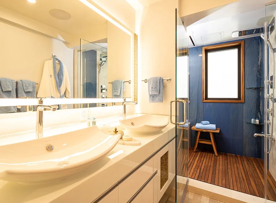 Espacio The Jewel Of Waikiki — Bathroom