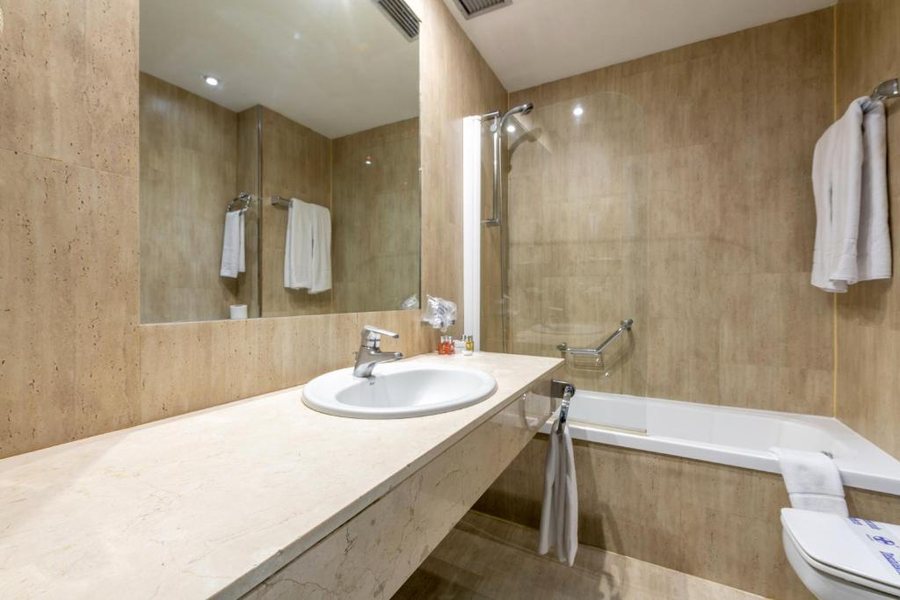 Espahotel Plaza de Espana — Bathroom