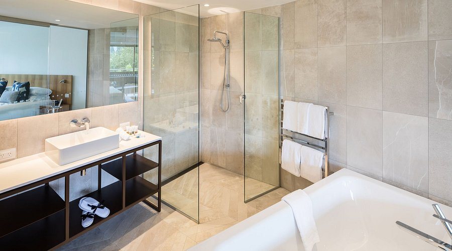Esplanade Queenstown — Bathroom