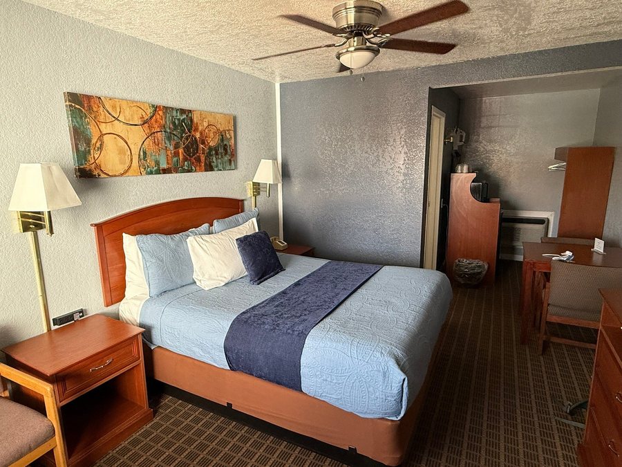 Esquire Inn — Guest room