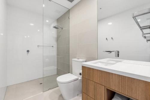 Essence Suites Taringa — Bathroom